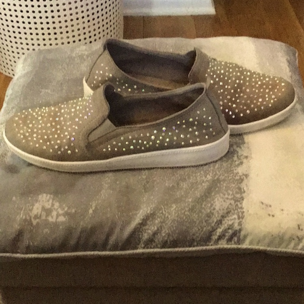 EUC SKECHERS AIR-COOLED MEMORY FOAM SNEAKERS SZ7 W/RHINESTONE ON OUTSIDE,TAUPE. - Picture 3 of 8